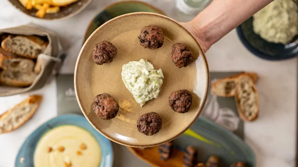 Στο 'Dopios Glyfada' για μεζεδοφαγία με φαντασία κι εντοπιότητα διά χειρός Χριστόφορου Πέσκια