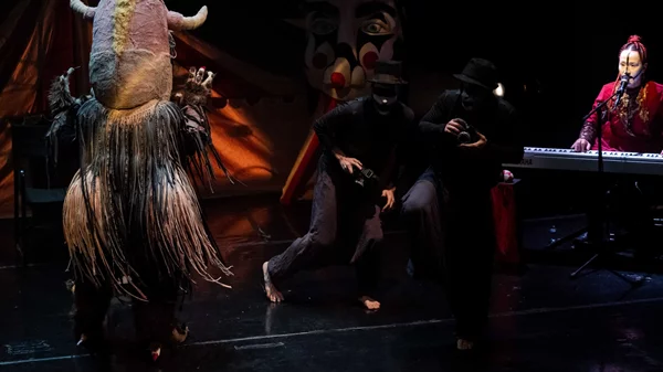 Οι Dirty Granny Tales σε μια απόκοσμη οπτικοακουστική εμπειρία με τον "Φιλάνθρωπο"