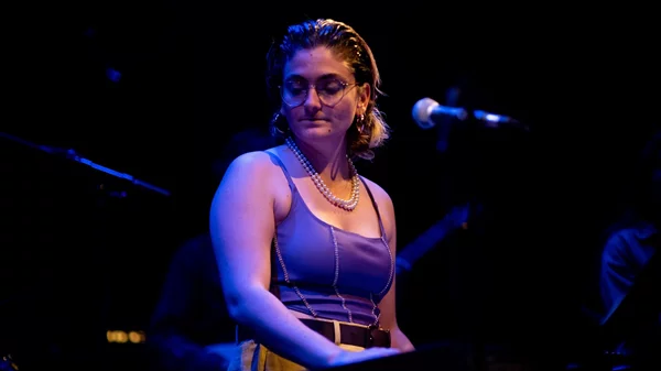 Demetria: Θέρμη και ενθουσιασμός στο "six d.o.g.s" για την 22χρονη τραγουδοποιό