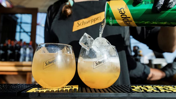 Το Schweppes δίνει χαρακτήρα στο ελληνικό καλοκαίρι!