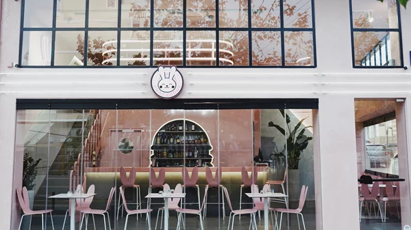 "Phat Bunny": τα burgers βάφτηκαν ροζ