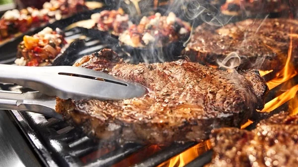 Black Friday στις ψησταριές Weber: Βρήκαμε δύο υπερμηχανήματα σε έκπτωση & το όνειρο κάθε άνδρα γίνεται πραγματικότητα