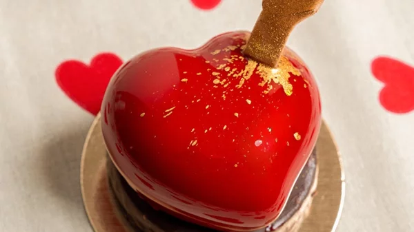 Το σ΄αγαπώ μ΄ ένα γλυκό: οι δημιουργίες των pastry chefs που θα κάψουν καρδιές