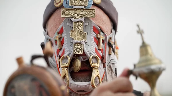 "On an island": Μια ανατρεπτική έκθεση του Κωστή Σταφυλάκη στη Λέσβο