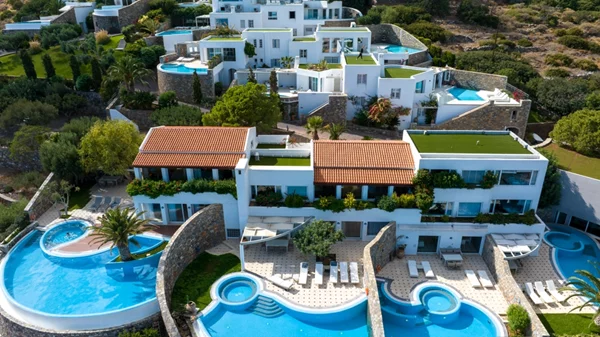 "Elounda Gulf Villas": Πάσχα με θέα τον κόλπο του Μιραμπέλου