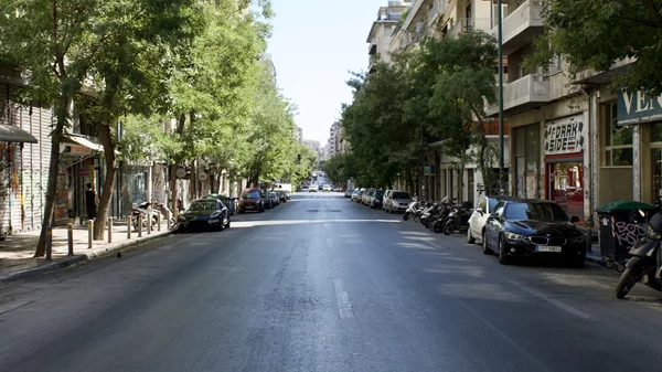 Ο Αύγουστος της Αθήνας ανάμεσα σε πυρκαγιές και καθημερινές σκηνές