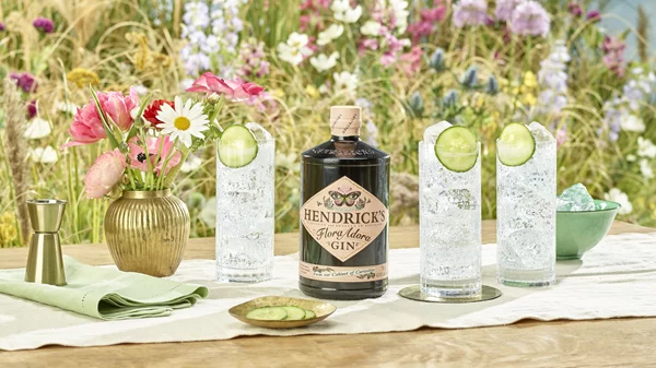 HENDRICK’S FLORA ADORA GIN: ΑΣΥΝΗΘΙΣΤΑ ΛΟΥΛΟΥΔΕΝΙΑ ΕΚΡΗΞΗ ΑΠΟΛΑΥΣΗΣ