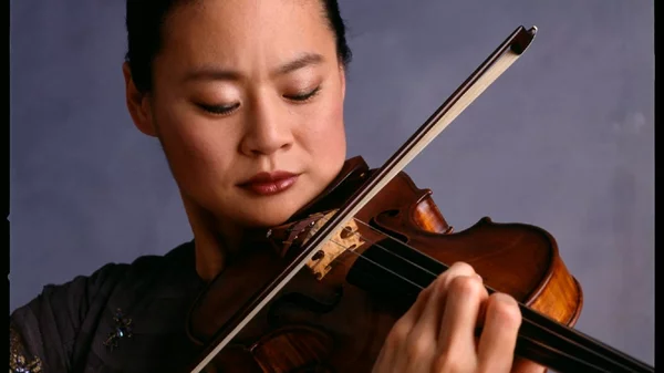Η  διεθνούς φήμης βιολονίστρια Midori συναντά την Ορχήστρα Εγχόρδων του διάσημου Φεστιβάλ της Λουκέρνης.