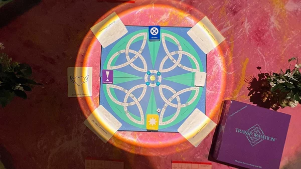 "P.E.T.: Giving myself a 6 year retrospective": Ο Άγγελος Πλέσσας εξετάζει το έργο ενός καλλιτέχνη μέσα στο χρόνο