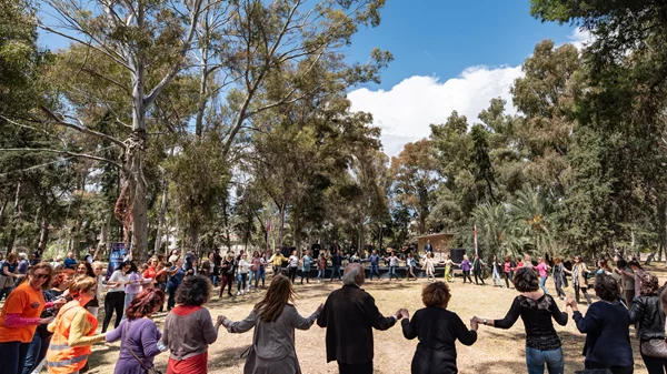 Τα "Ιερά Τραγούδια" τραγούδια του Σεπτεμβρίου μιλάνε για την ξενιτιά