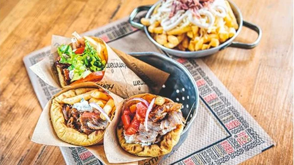 Αφιέρωμα street food: Όταν η γεύση βγαίνει στο δρόμο