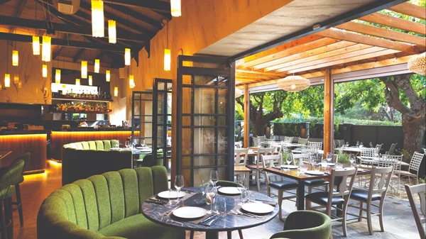 "Wood": Μια κομψή αυλή για καρνιβορικές απολαύσεις