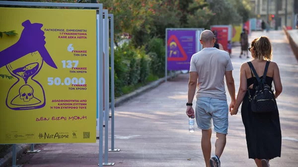 Μια υπαίθρια έκθεση στη Βασιλίσσης Όλγας θίγει το ζήτημα των γυναικοκτονιών