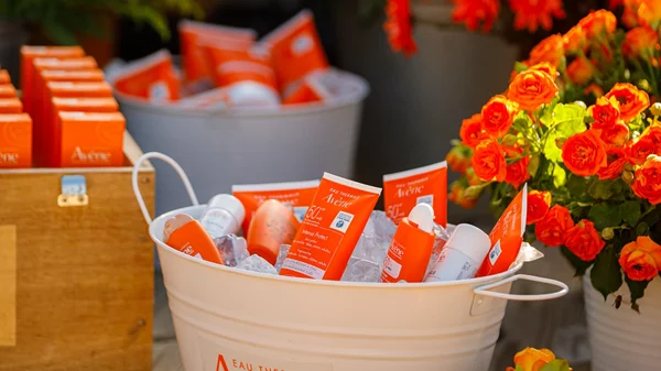 Η Avène παρουσίασε την ολοκληρωμένη της αντηλιακή σειρά σε ένα μαγευτικό δείπνο μέσα στη φύση