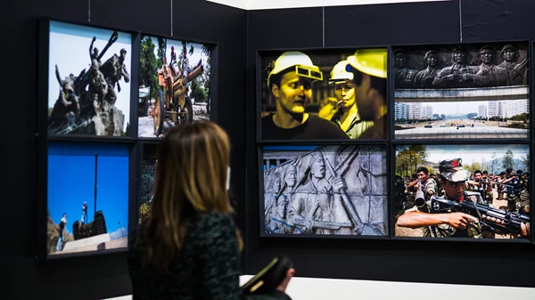 Αυλαία για την έκθεση "Non-Returns" του Σωτήρη Δανέζη