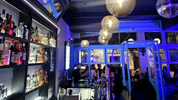 Hype, DJ sets και μωβ φως στο Ανκόρ Μπαρ των Εξαρχείων