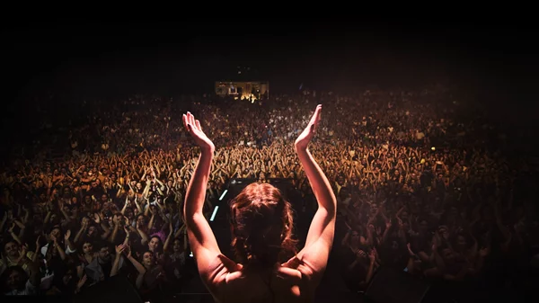 Η Μαρία Ρίζου αποχαιρετά το καλοκαίρι στο Θέατρο Βράχων