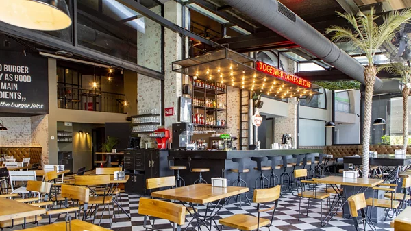 Διπλό smash burger, "BBQ" ή "Umami"; Στο "Burger Joint" θα τα βρεις όλα!