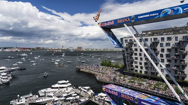 Το Red Bull Cliff Diving World Series κλείνει τα "100": Μετά τη Λίμνη Βουλιαγμένη έρχεται η σειρά της Βοστώνης!