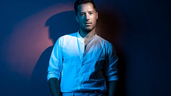 Ο Αδάμ Τσαρούχης επιστρέφει με την παράσταση "Smooth Midnight" και νέο τραγούδι