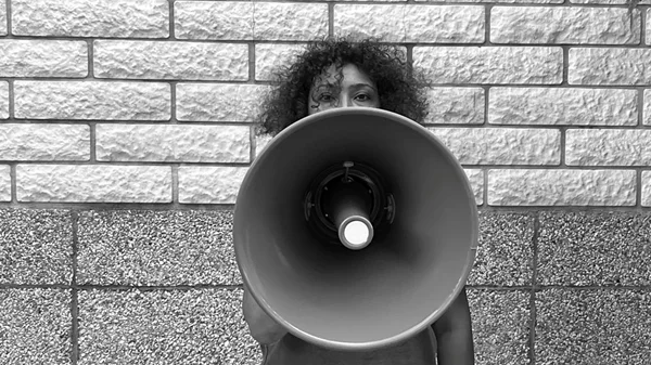 Συνέντευξη | Η Yara Mekawei βρίσκει ομορφιά και ρυθμό σε ό,τι οι άλλοι αποκαλούν χάος