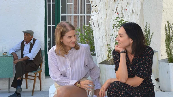 "Η παραλία": Πρώτη ματιά στη νέα σειρά της ΕΡΤ1 που θα μας ταξιδέψει στα Μάταλα του 1969