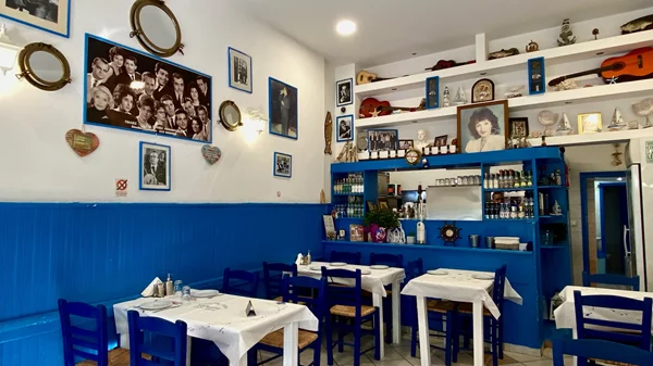 Στάση Μετρό Νίκαια: Ο "Ζαρκαδούλας" ("Καβουράκια") είναι μια ψαροταβέρνα με όνομα και ψευδώνυμο