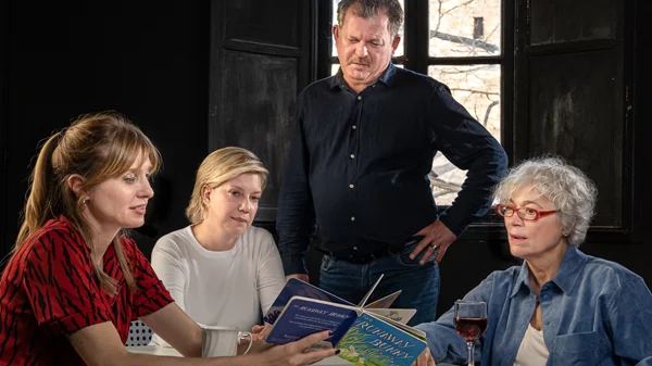 "Rabbit hole" του Ντέιβιντ Λίντσεϊ-Αμπέρ στο Θέατρο 104