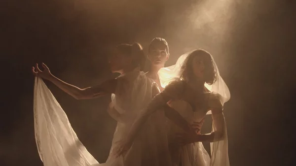 "Ονόριο, τα ανομήματα ενός εγκληματία": Δείτε το νέο τρείλερ και τις φωτογραφίες από την παράσταση