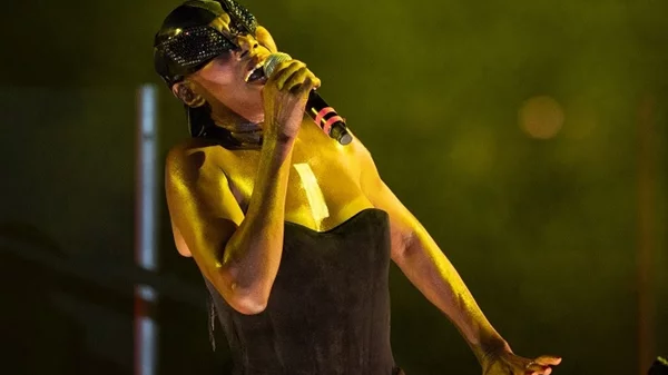 Η ιέρεια της παγκόσμιας σκηνής Grace Jones μάγεψε το κοινό στον Λόφο της Σάνης