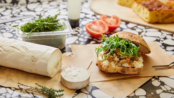 "Black Salami": "Η ζύμη μετράει" στον νέο ρωμαϊκό, εξαρχειώτικο φούρνο