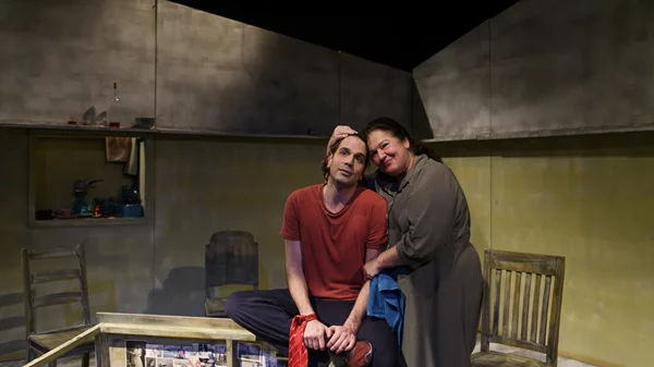 Το συγκλονιστικό δράμα "Το γάλα" παραμένει για λίγες παραστάσεις ακόμη στη σκηνή