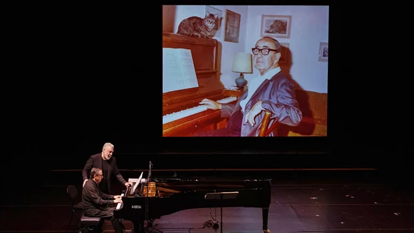 Ενδιαφέροντα ρεσιτάλ τραγουδιού καταξιωμένων λυρικών μονωδών (Χριστογιαννόπουλος, Βασ. Καραγιάννη, Στυλιανάκη) συνοδεία πιάνου και ορχήστρας