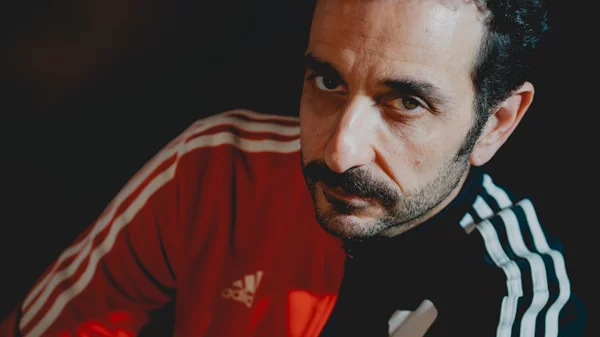 Για τον Χάρη Χαραλάμπους Καζέπη το θέατρο αλλά και η ζωή είναι μια διαδρομή διαρκούς μαθητείας, περιέργειας και ρομαντικής διάθεσης