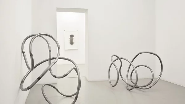 Platforms Project 2024: Η διεθνής ανεξάρτητη καλλιτεχνική φουάρ επιστρέφει στο Καπνεργοστάσιο