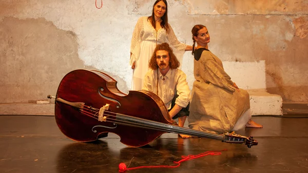 Στην "Κόκκινη κλωστή" "συνεργάζονται" αντικείμενα κοινής χρήσης και μουσικές νότες