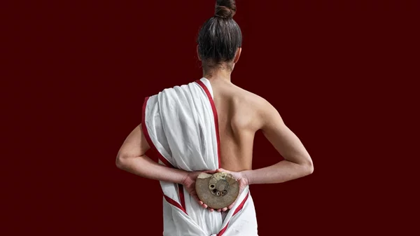 Μια έκθεση εμπνευσμένη από παλιά τεύχη του Playboy σε ένα από τα ομορφότερα εστιατόρια της Αθήνας