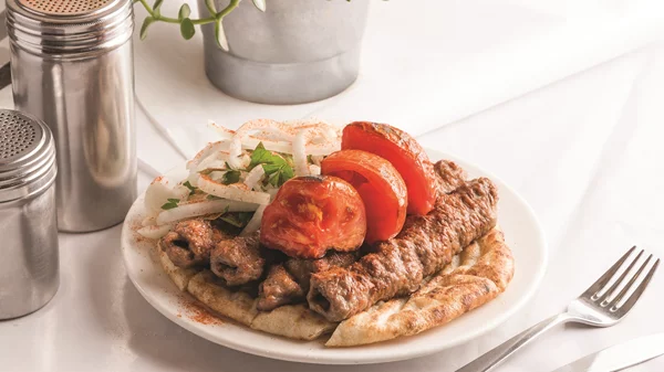 "Θανάσης Κεμπάπ": Στο κλασικό χωράνε όλοι