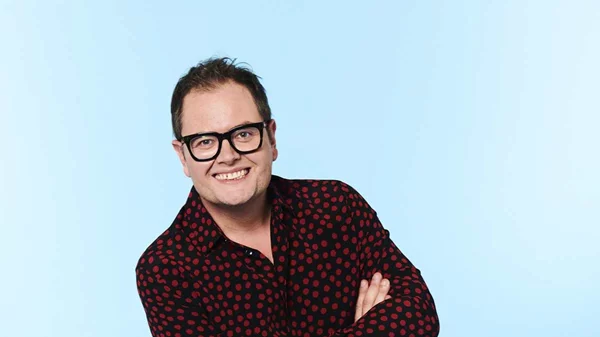 Άλαν Καρ: Ο γνωστός κωμικός έρχεται στην Αθήνα με το νέο του stand-up show "Regional Trinket"