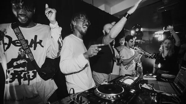 Χορεύουμε στα afro-house beats των Moonshine