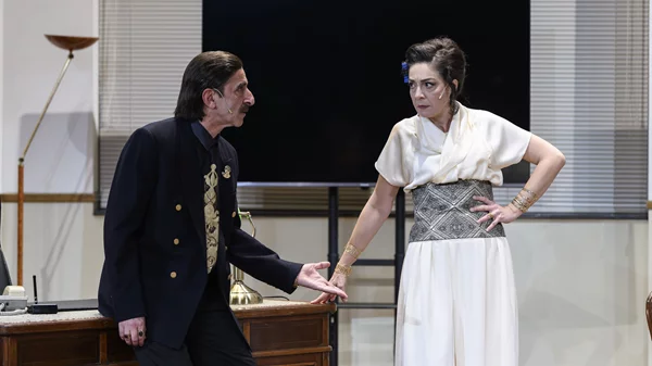 "Η Καρυάτιδα!": Η μεγάλη επιτυχία του Γιώργου Καπουτζίδη στο Εθνικό Θέατρο επιστρέφει σε νέο χώρο