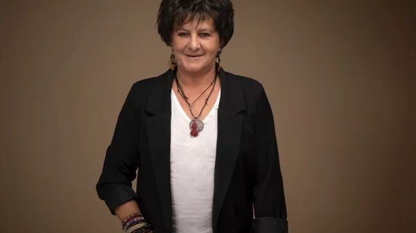 "Vinylio Λαϊκά": Η Φωτεινή Βελεσιώτου μας περιηγεί σε λαϊκά άσματα στη Σφίγγα