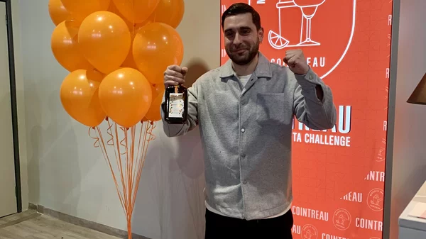 Από την Αθήνα στη Μαδρίτη: O Μάνος Μαντζαρίδης είναι ο φετινός νικητής του Cointreau Margarita Challenge που πήρε το εισιτήριο για τον διεθνή ημιτελικό στη Μαδρίτη