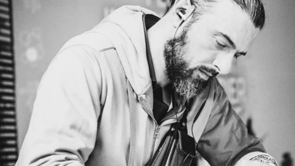 Ο Σωτήρης Τσαφούλιας σκηνοθετεί τον Άρη Λεμπεσόπουλο και τη Ναταλία Τσαλίκη