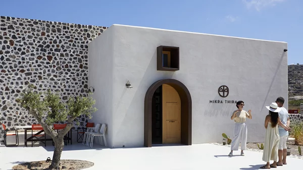 "Mikra Thira": Τρεις οινικές επιλογές για την πασχαλινή μας κάβα