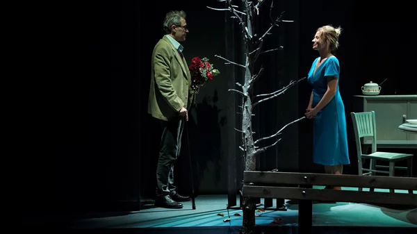 Updated | "Η σιωπηλή λίμνη" της Ελένης Σκότη μετρά αντίστροφα τον Απρίλιο στο Επί Κολωνώ