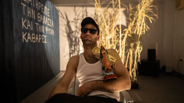 Αφιέρωμα στο θέατρο των Millennials: Ο Γιάννης Παναγόπουλος και η Βίβιαν Στεργίου για τον "Καύσωνα"