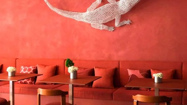 Το café της Lacoste στο Μονακό είναι κάτι που αξίζει να δεις