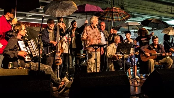 Oι Χειμερινοί Κολυμβητές σε μια συναυλία με παλιά αγαπημένα και νέα τραγούδια αλλά και πολλά ερωτηματικά