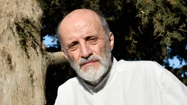 Ο Μάνος Βακούσης για τον "Πλούτο", τα 37 χρόνια στο θέατρο και τα επόμενά του σχέδια